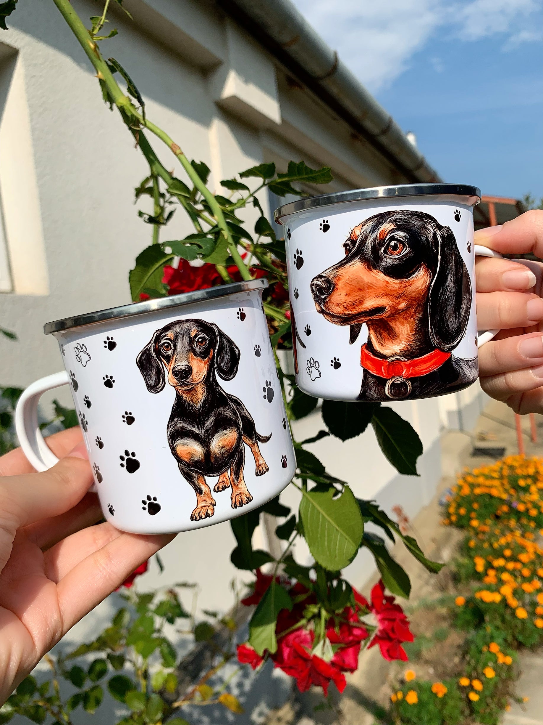 Fém bögre kézzel rajzolt tacskó mintával, oldalról néző cser tacskó és közelről megfestett arckép, fekete mancsos fehér háttérrel.