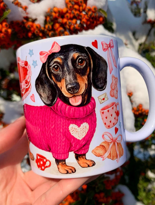 Különleges, kézzel festett tacskós bögréink Valentin-napi kiadása finom akvarell részletekkel mutatja be a tacskók szerethető karakterét. Minden darab egyedi, művészi és tökéletes ajándék tacskó gazdik számára. Prémium kerámia kivitel, amely tartósságával és igényes grafikájával emelkedik ki.