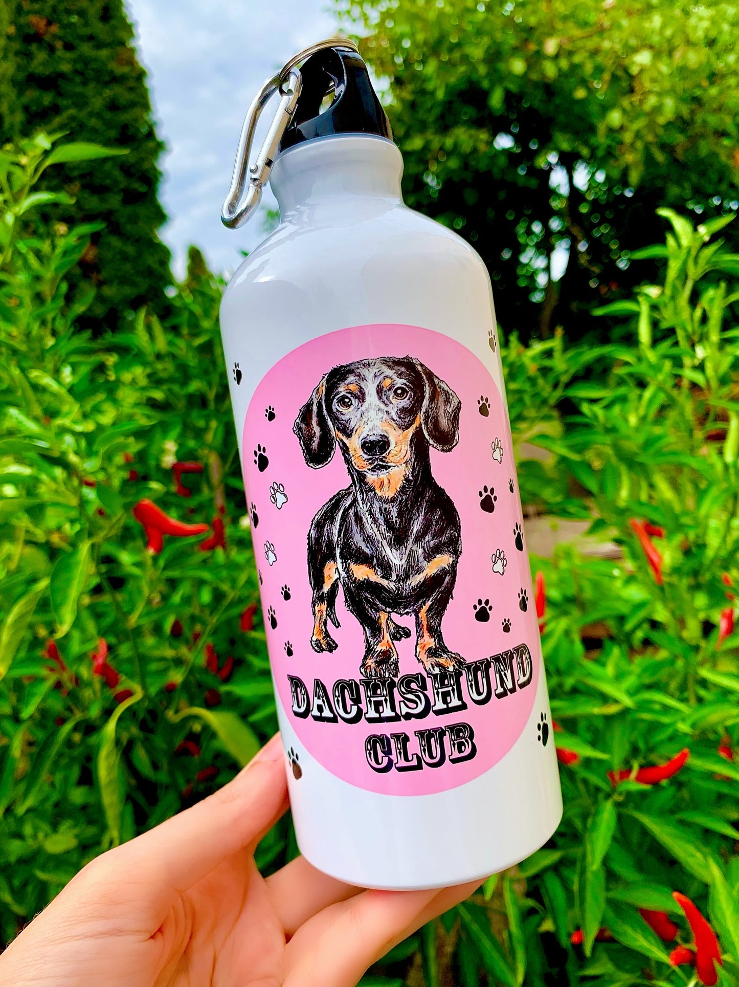 A kulacs különleges hangulatát a művészi, akvarelles színátmenetes háttér és a részletgazdag cser tacskó grafika adja. Könnyű és strapabíró fém alapja miatt ideális outdoor használatra is. Stílusos választás tacskót kedvelőknek, akik szeretnék egyedi kiegészítővel kifejezni a rajongásukat.