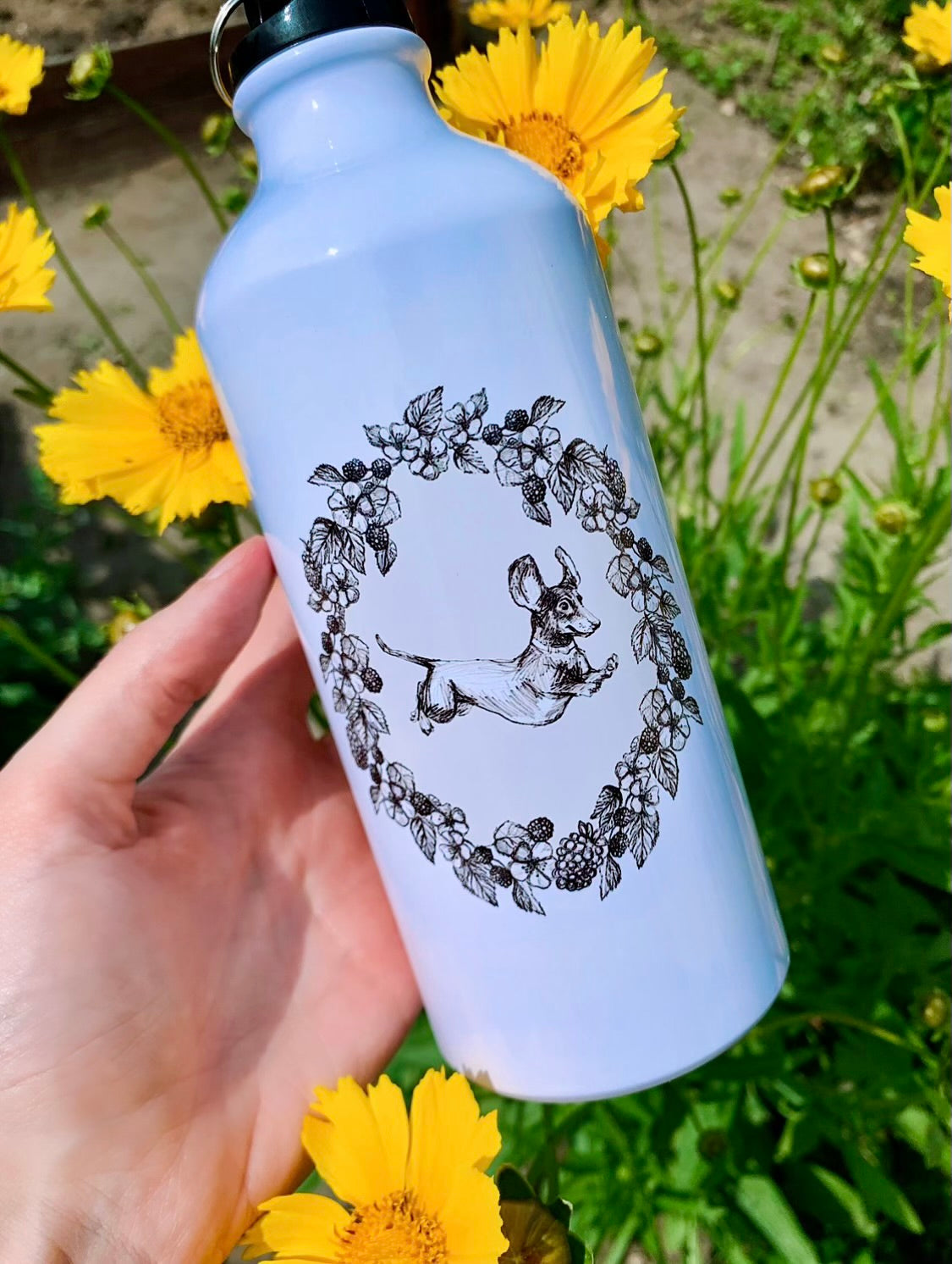 Ez a 600 ml-es tacskós kulacs különleges akvarelles tacskó portréval készült, amely meleg, szerethető hangulatot ad a palacknak. A könnyű, tartós fém kialakítás ideális kutyasétákhoz, kirándulásokhoz és mindennapi használathoz. Tökéletes ajándék tacskó gazdiknak, akik prémium minőséget keresnek.