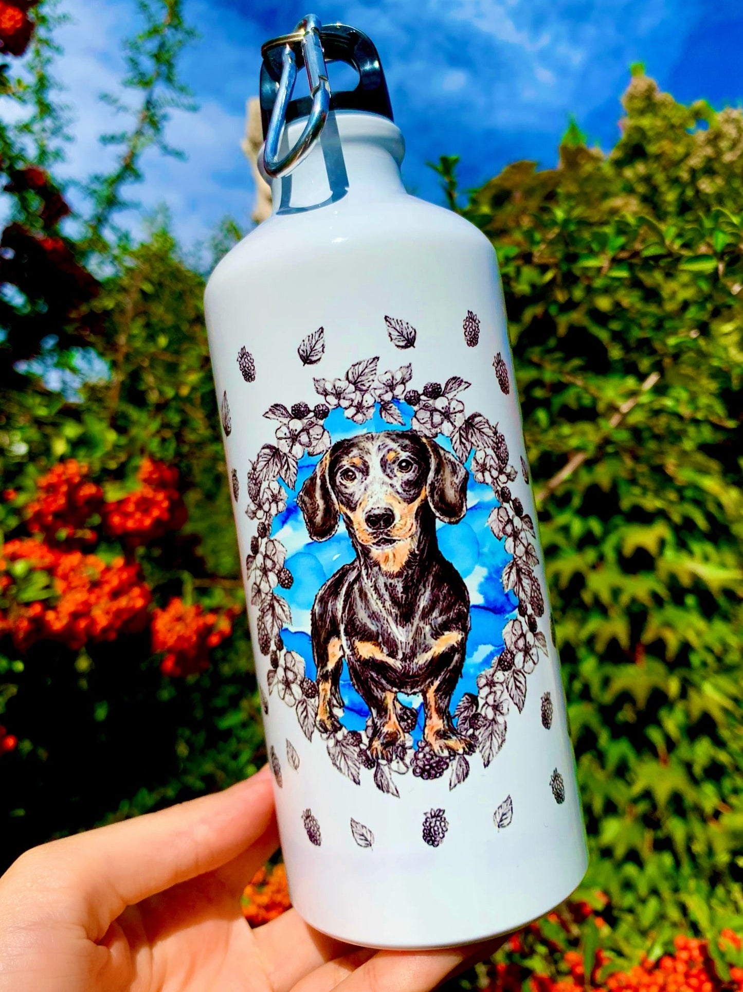 Prémium minőségű tacskós kulacs, amelyet kifejezetten tacskó gazdiknak terveztünk, kézzel rajzolt illusztrációval a palástján. A 600 ml-es űrtartalom biztosítja a kényelmes vízfogyasztást egész nap. Elegáns, tartós és igazán különleges kutyás ajándék.