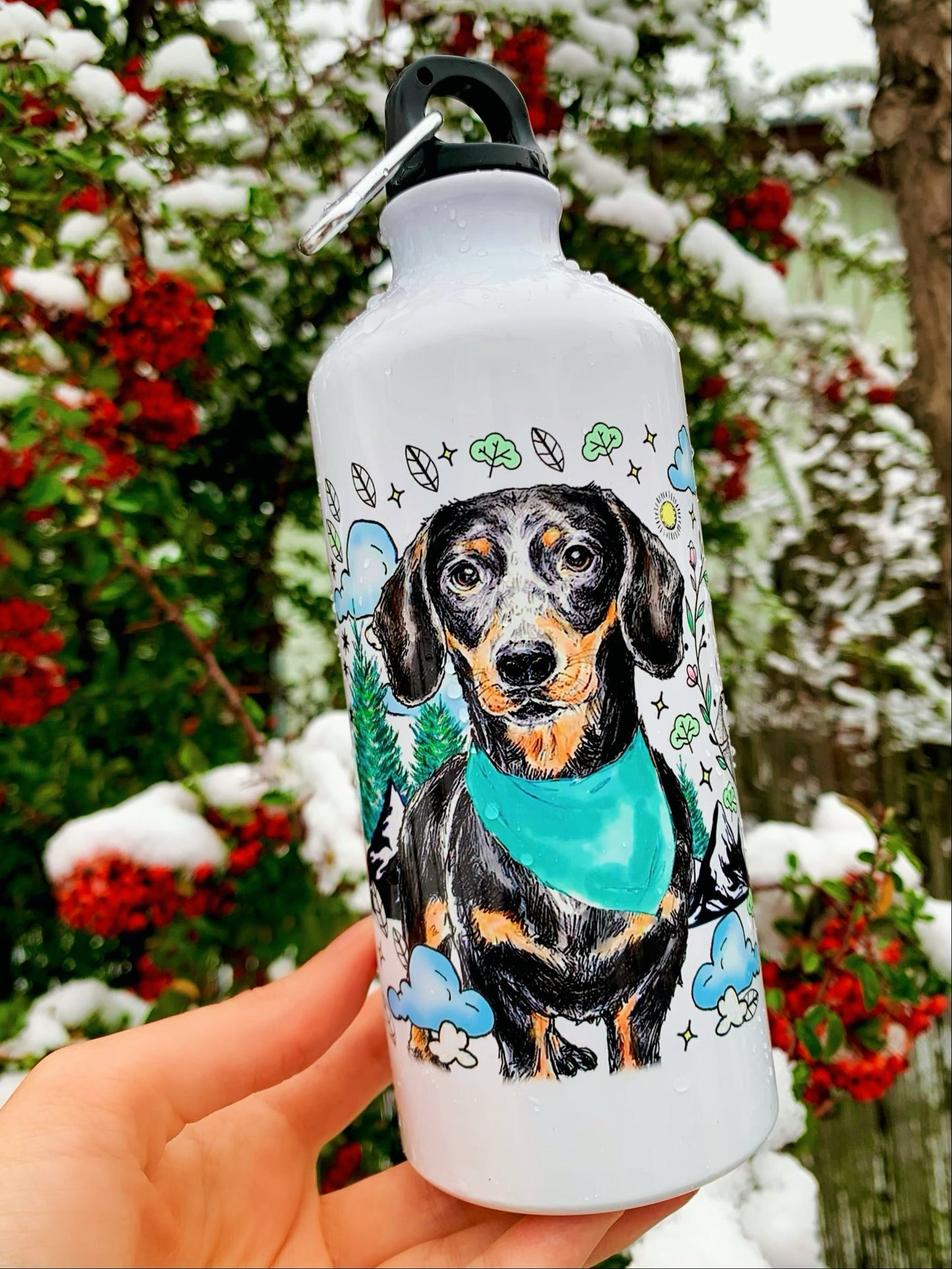 Tacskós fém kulacs körbefutó „túrapanorámával”: cser tacsi fekete alapon vörösesbarna jegyekkel, akvarell fenyvesekkel, hegykontúrokkal és tappancsnyomokkal.