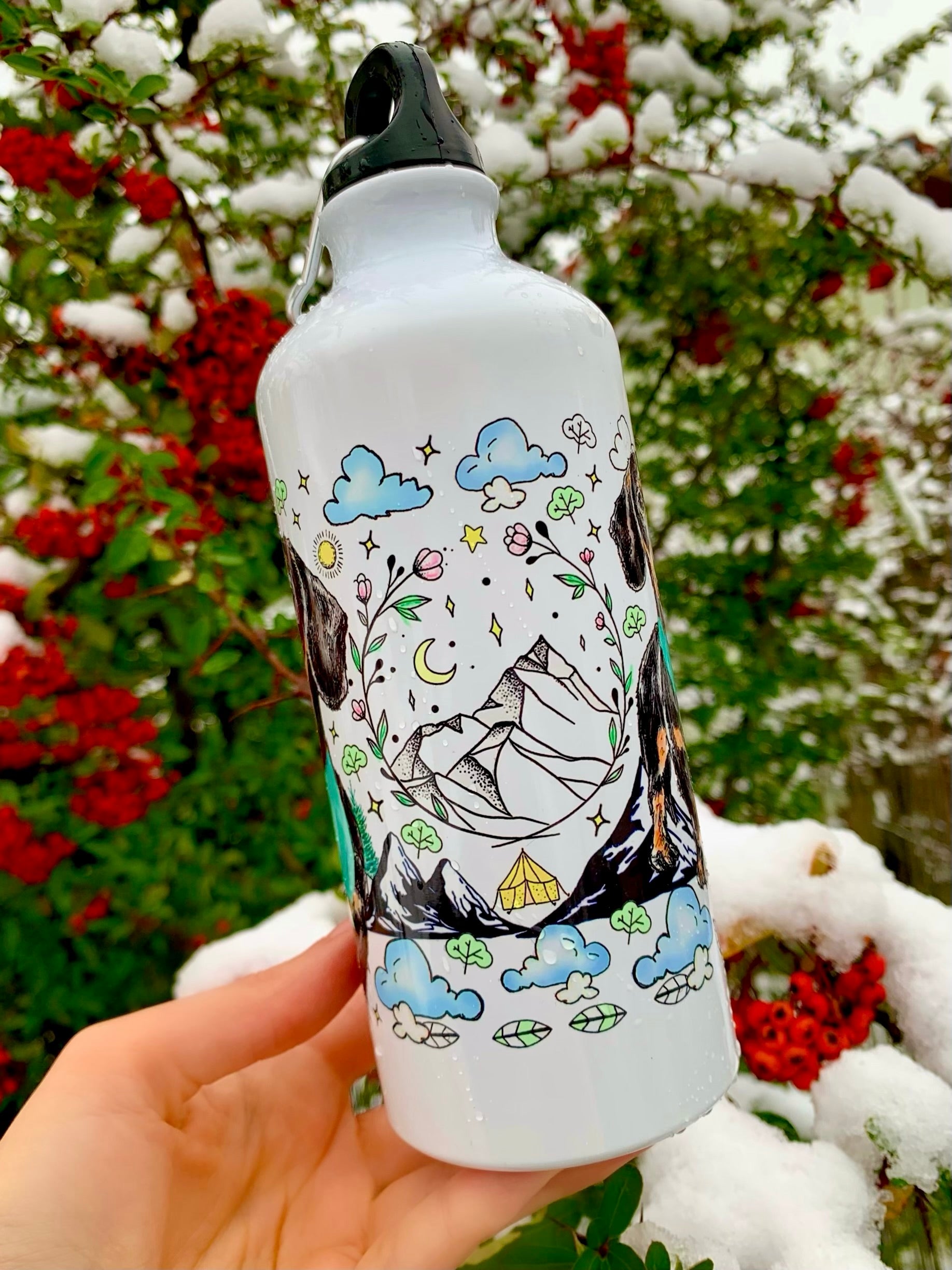 Egyedi kirándulós tacskós kulacs – cser tacskó portré, hegyek, fenyők, turistajelzések, akvarell mosásokkal és finom textúrákkal, tartós fém testtel.