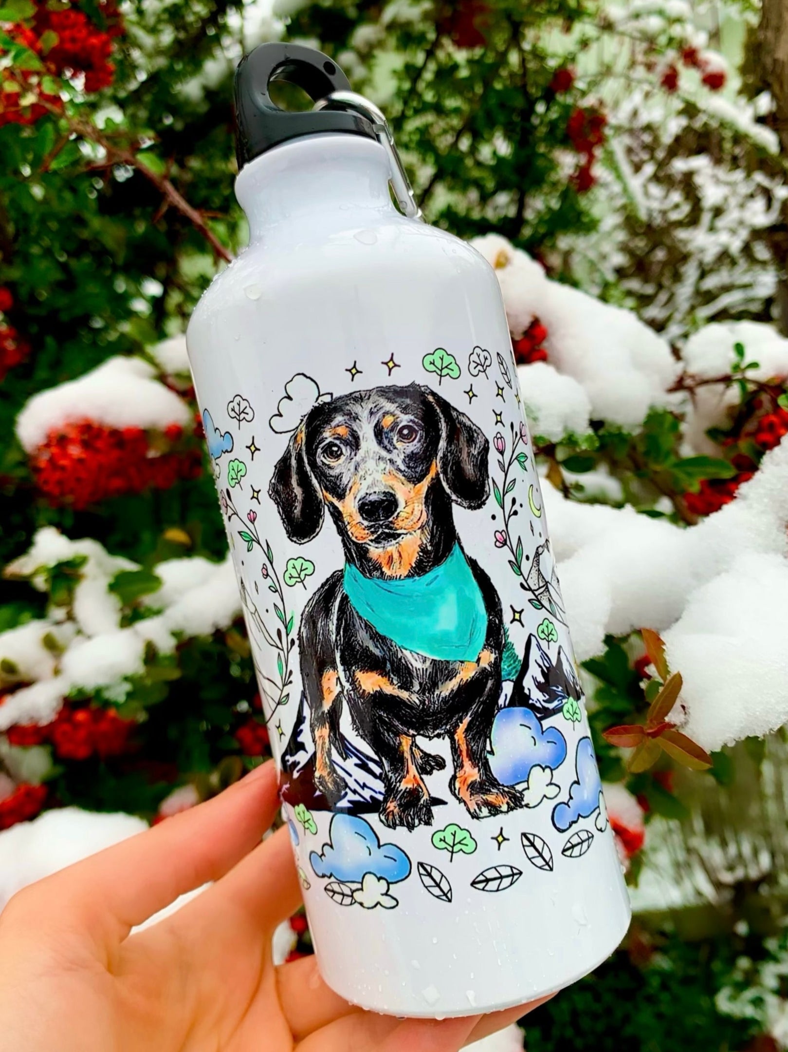 Cser tacsi (fekete alapon vörösesbarna jegyek) kézzel festve, körülötte túraikonok: hátizsák, ösvény, tappancsnyomok – stílusos, könnyű fém kulacson.