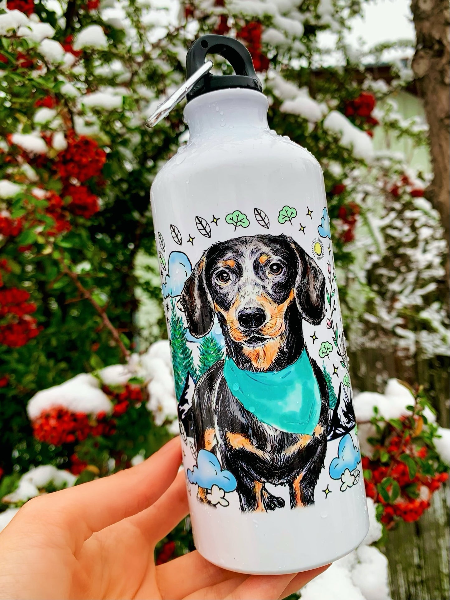 Prémium fém kulacs egyedi túramintával: cser tacskó, akvarell hegyvidék, ritmikus mancsnyom-sor, finom vonalrajz – letisztult, mégis játékos dizájn.