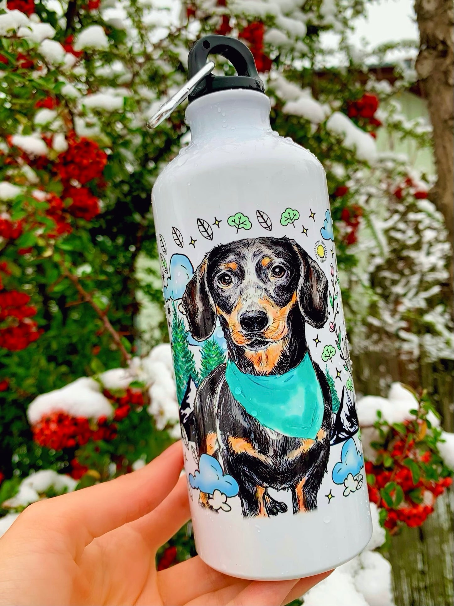 Saját tervezésű, kirándulást idéző tacskós kulacs – cser tacsi portré, hegykontúrok, turistajelzések és tappancsnyomok akvarell részletekkel, mindennapi használatra.