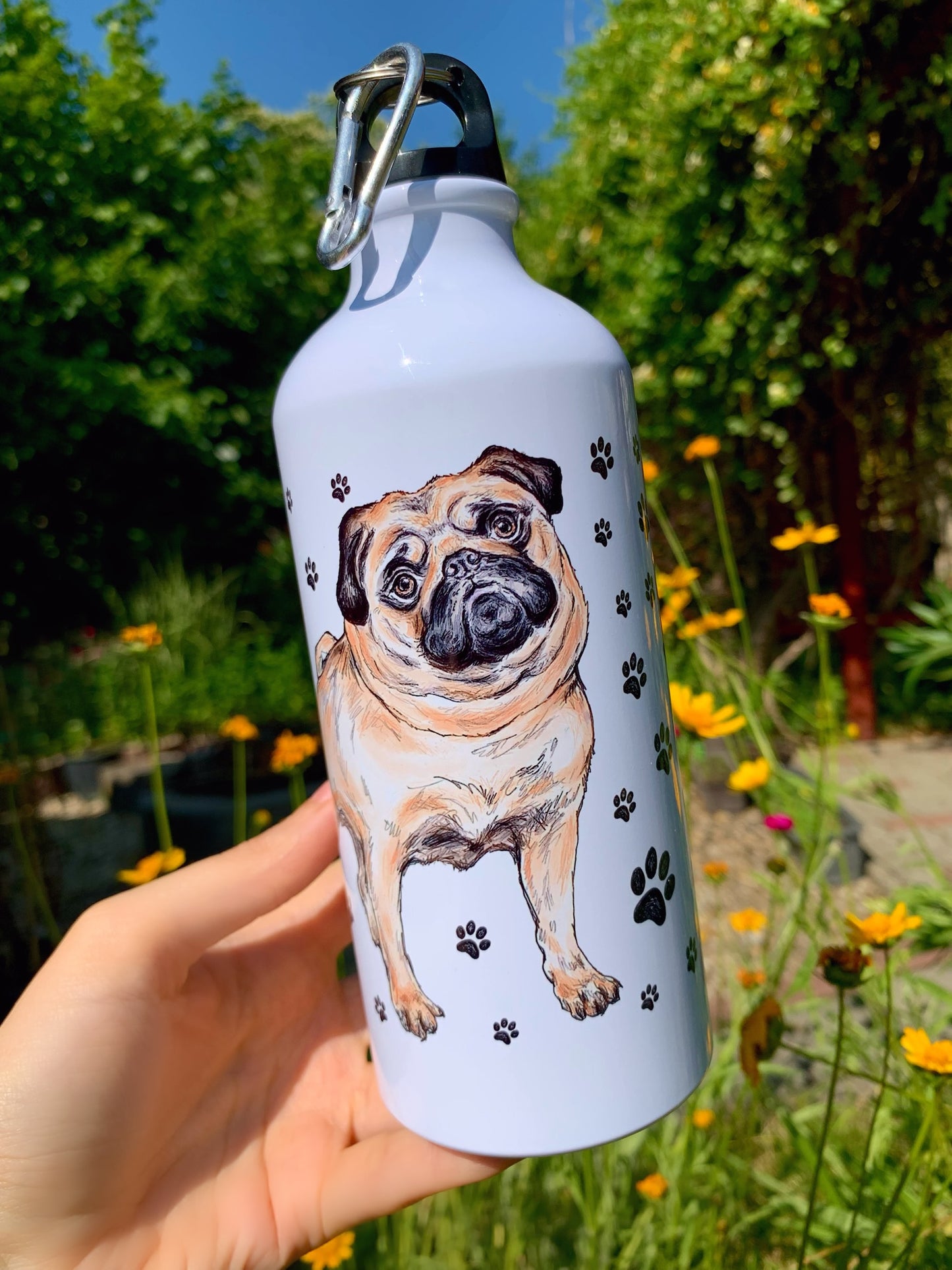 Közelkép a kézzel rajzolt mopsz kutyáról a kulacson