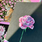 Rózsa mintás print fekete és pink háttérrel.