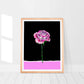 Rózsa mintás print fekete és pink háttérrel.